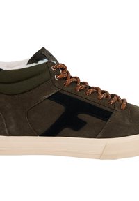 Hoge sneakers in olijfgroen suède met zwarte accenten, bruine gestructureerde veters en een crèmekleurige rubberen zool. Zachte binnenvoering zichtbaar.