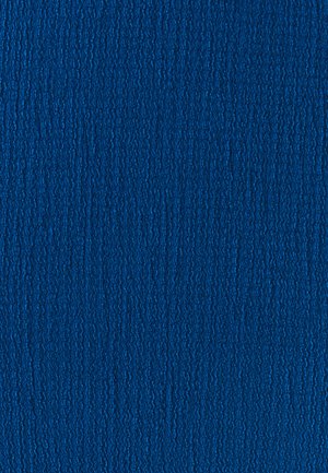 Getextureerde stof in diepblauw met een golvend, verticaal patroon. Het oppervlak lijkt licht verhoogd, wat diepte en interesse toevoegt.