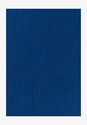 Getextureerde stof in diepblauw met een golvend, verticaal patroon. Het oppervlak lijkt licht verhoogd, wat diepte en interesse toevoegt.