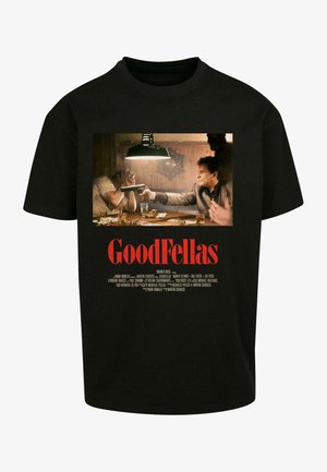 Sort bomulds t-shirt med et motiv fra "GoodFellas" og rød tekst nederst. T-shirten har korte ærmer og rund hals.