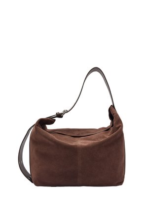 Brązowa zamszowa torba na ramię z regulowanym ciemnym skórzanym paskiem i srebrną klamrą, miękki, prostokątny kształt, bez widocznego logo.