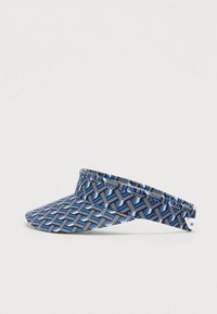 Zils un melns modeļa vizieris no auduma ar platām, strukturētām malām un regulējamu aizdari aizmugurē.