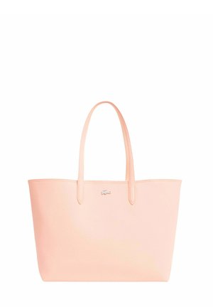Sac cabas en cuir rose clair avec deux poignées et un petit logo crocodile argenté centré près du haut.