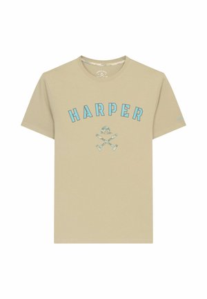 Beige kortärmelig T-shirt met blauwe "HARPER" tekst en gekruiste knuppels eronder, met een camouflagepatroon in de knuppels en helm.