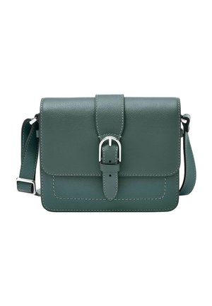 Sac bandoulière en cuir vert avec une sangle réglable et une fermeture à boucle argentée sur le rabat avant, détails de couture visibles.