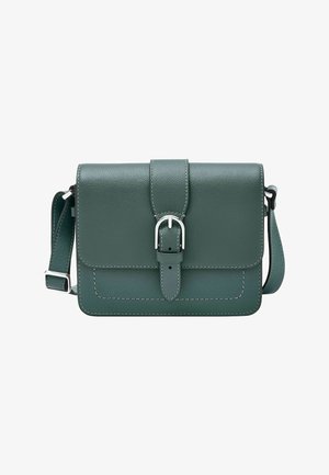 Sac bandoulière en cuir vert avec une sangle réglable et une fermeture à boucle argentée sur le rabat avant, détails de couture visibles.