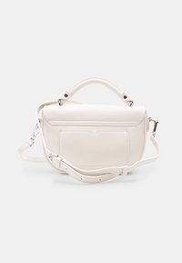 Biała torebka z sztucznej skóry o wyrazistym kształcie, z górnym uchwytem i odpinanym paskiem na ramię. Posiada przednią kieszeń oraz minimalną liczbę elementów metalowych.