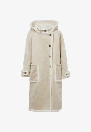 Cappotto lungo beige con cappuccio, realizzato in tessuto morbido. Presenta un rivestimento in peluche, due tasche frontali e chiusure con bottoni. Maniche ripiegabili con bottoni.