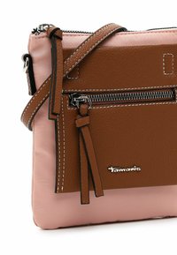Borsa a tracolla in finta pelle marrone con fronte in raso rosa, accessori in metallo argentato e cuciture bianche. Presenta una tasca con zip e un logo del marchio.