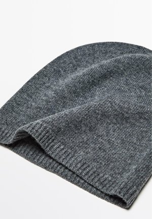 Grau gestrickte Mütze mit weicher Textur und geripptem Rand, die ein glattes Finish und dezente Farbvariationen aufweist.