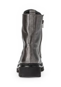 Botte de cheville en cuir noir avec une finition texturée, dotée d'une fermeture éclair à l'arrière et d'une semelle en caoutchouc épaisse. La hauteur du talon est modérée.