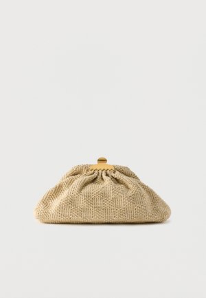 Pochette en maille beige avec un haut froncé et un fermoir doré, présentée sur un fond clair uni.