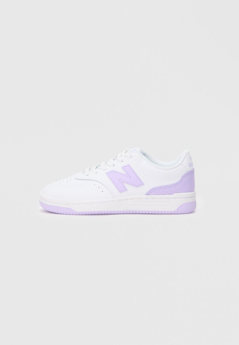 Chaussure de sport blanche avec des accents lavande. Ses caractéristiques comprennent une tige en cuir lisse, une boîte à orteils perforée et une semelle en caoutchouc texturée.