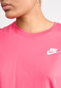 Nike Sportswear CLUB TEE - Paprasti marškinėliai - aster pink/white