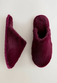 Burgundske papuče obložene krznom s glatkom vanjskom površinom, otvorenim dizajnom na stražnjoj strani i teksturiranim potplatom za bolje prianjanje. Mekani, plišani završetak za udobnost.