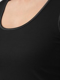 Svart ribbet tank top med dyp utringning og glatt tekstur, med kontrastkant langs kantene.