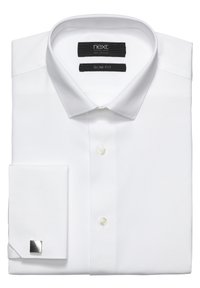 Hvid slim-fit skjorte lavet af 100% bomuld. Har en klassisk krave, knaplukning foran og en foldet manchet med sølvhardware detalje.