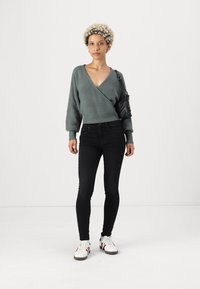 ONLY Petite ONLNINA V NECK - Vesta - balsam green