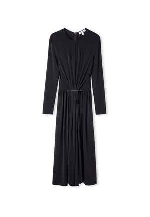 Schwarzes langärmliges Kleid mit rundem Hals; hat Falten an der Taille und einen fließenden Rock; der Stoff wirkt glatt mit einem leichten Glanz.