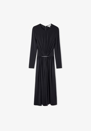 Schwarzes langärmliges Kleid mit rundem Hals; hat Falten an der Taille und einen fließenden Rock; der Stoff wirkt glatt mit einem leichten Glanz.