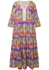 Maxi sukienka z dekoltem w kształcie litery V, rękawami 3/4, w wzór tie-dye w kolorach purpury, pomarańczu i zieleni na jasnym tle.