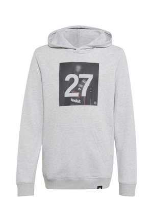 Jasnoszara bluza z kapturem z czarną kwadratową grafiką przedstawiającą numer 27 i rozmyty wzór kombinezonu wyścigowego.