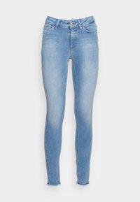 Jeans ajustados de color azul claro, hechos de denim, con una cintura alta, cinco bolsillos y un dobladillo sin terminar en el tobillo. Textura suave con un ligero desgaste.