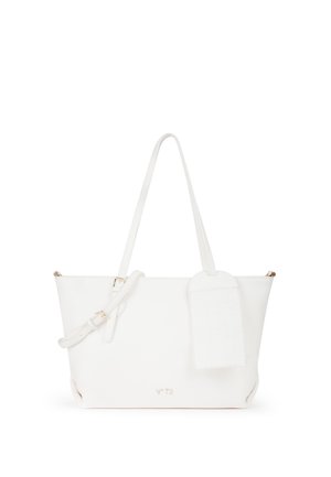 Borsa a mano rettangolare in pelle bianca con doppi manici, tracolla staccabile e targhetta in pelle appesa.