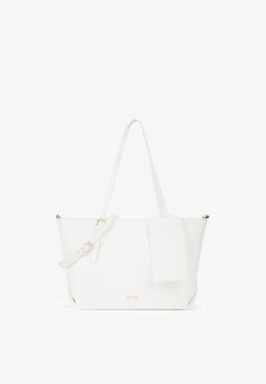 Bolso de mano rectangular blanco de cuero con asas dobles, una correa de hombro desmontable y una etiqueta de cuero colgante.
