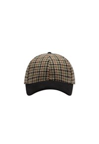 Baseballcap mit einem Hahnentritt-Muster in Beige, Braun und Schwarz, mit einem schwarzen Schirm und Rücken, aus strukturiertem Stoff gefertigt.