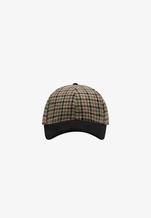 Gorra de béisbol con un patrón de espiga en beige, marrón y negro, con un visor y parte trasera negros, hecha de un tejido texturizado.
