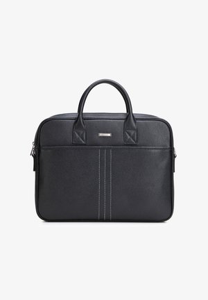 Mallette en cuir noir texturé avec poignées doubles, poche zippée à l'avant et détail de couture verticale au centre.