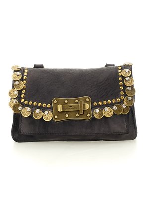 Pochette in pelle scura con borchie e dischi decorativi dorati, caratterizzata da una chiusura centrale dorata con il nome del marchio Campomaggi.