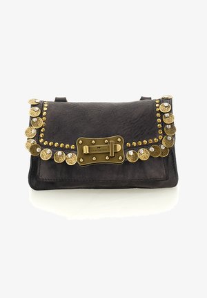 Pochette in pelle scura con borchie e dischi decorativi dorati, caratterizzata da una chiusura centrale dorata con il nome del marchio Campomaggi.