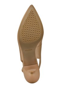 Scarpa con tacco alto beige, con punta appuntita e soletta in gomma perforata. Presenta una chiusura per una vestibilità sicura e una tomaia in pelle liscia. Visibile il marchio Geox.