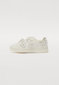 Zapatillas blancas con parte superior de cuero liso, aplicaciones florales y correas dobles. Suela de goma plana y diseño de punta redondeada.