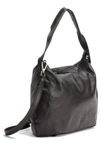 Schwarze Lederschultertasche mit strukturiertem Oberflächen, geschwungenem Design, einem langen verstellbaren Tragegurt und einem Reißverschluss oben.