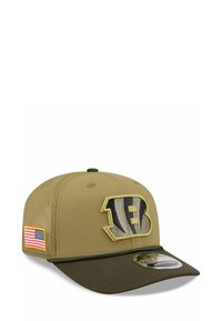 Olivgrüne Kappe mit Mesh-Rücken, ausgestattet mit erhabenem "B"-Logo in Schwarz und Grau. Enthält ein amerikanisches Flaggen-Patch an der Seite und einen flachen Schild.
