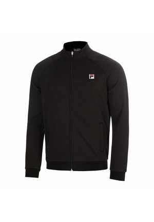 Zwarte jas met ritssluiting en opstaande kraag, geribde manchetten, zijzakken en een klein rood, wit en blauw FILA-logo op de borst.