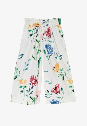 Biele široké nohavice s elastickým pásom a šnúrkou, s farebnou kvetinovou potlačou v červených, modrých, žltých a zelených odtieňoch.