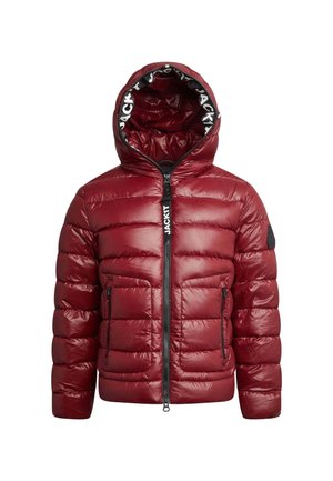 Rode pufferjack met een glanzende afwerking, ritsluiting en capuchon. Beschikt over horizontale vulling, zijzakken en branding op de binnenvoering.