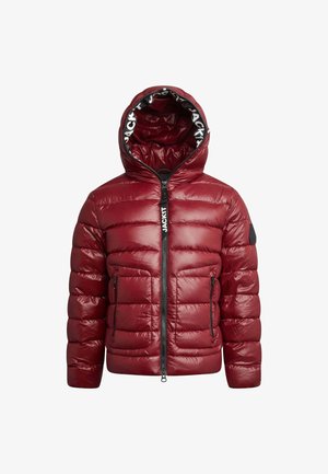 Veste rembourrée rouge avec une finition brillante, fermeture éclair et capuche. Présente un rembourrage horizontal, des poches latérales et une marquage sur la doublure intérieure.