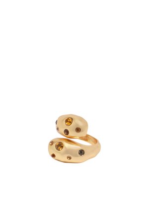 Anillo de espiral abierta en tono dorado con gemas redondas incrustadas en ámbar, marrón y negro sobre un fondo blanco.