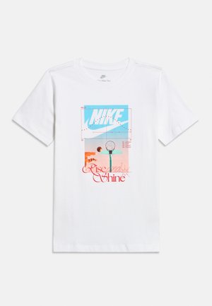 Λευκό T-shirt με κοντά μανίκια, μπλε και κόκκινο γραφικό με το λογότυπο της Nike, στεφάνι μπάσκετ και το κείμενο "Rise and Shine" στο κέντρο μπροστά.