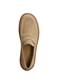 Beige ruskinds loafers med brun gummisål, moc-toe syninger og penny strap detalje, set ovenfra på en hvid baggrund.