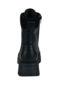 Schwarze Leder-Stiefelette mit geripptem Textilkragen, seitlichem Reißverschluss und klobiger Sohle. Glatte Oberfläche mit minimaler Detailgestaltung.