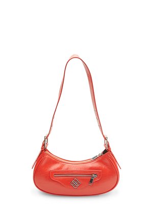 Sac à épaule en cuir rouge avec une forme incurvée, fermeture zippée sur le dessus et poche zippée à l'avant. Doté de quincaillerie en argent et d'une sangle réglable.