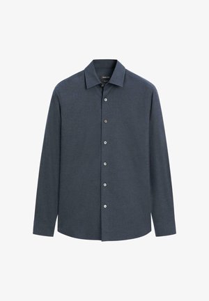 Mørkeblå langærmet skjorte med knapper, standardkrave og seks synlige knapper foran.