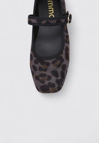 Bailarinas de print de leopardo con banda elástica negra, punta redondeada, textura suave y brillo sutil. Detalle de herrajes dorados en la banda.