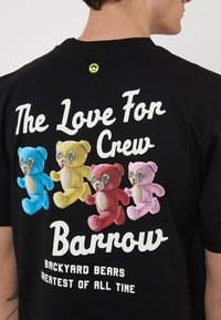 Camiseta negra con osos de peluche coloridos en azul, amarillo, rojo y rosa, con texto que dice "The Love For Crew Barrow Backyard Bears Greatest of All Time."